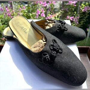 Women’s Black Boudoir Slipper
Size 10
Never Worn
